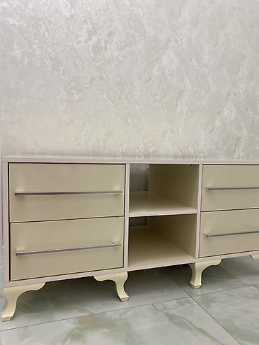 ev mebeleri: TV stendi / konsol - Rəng: krem-bej tonlarında, açıq çərçivə ilə - — 2