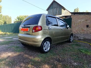 шыны на матиз: Автомобиль Daewoo Matiz, представленный в золотистом цвете, является