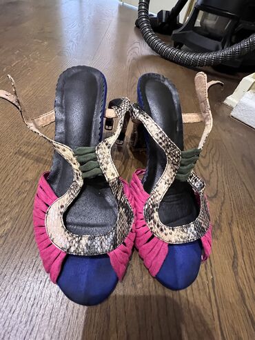 Basanoşka və səndəllər: Ölçü: 39, İşlənmiş -da lalafo.az — 7 Basanoşka və səndəllər: Ölçü: 39, İşlənmiş — 7