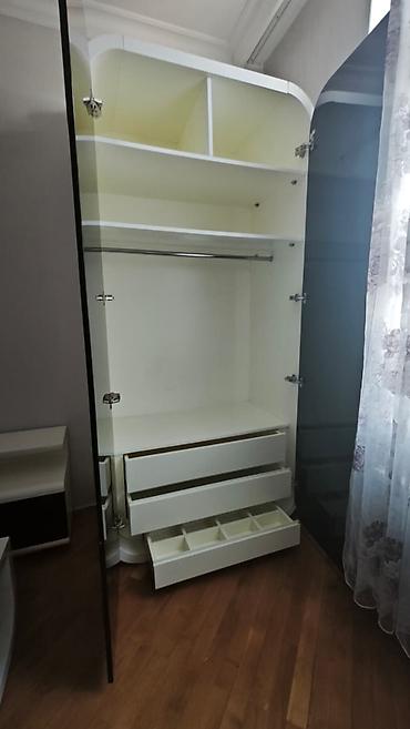 set mebel: Məhsul: Qara-çəhrayı parlaq önlü, ağ korpuslu müasir qarderob və uyğun — 8