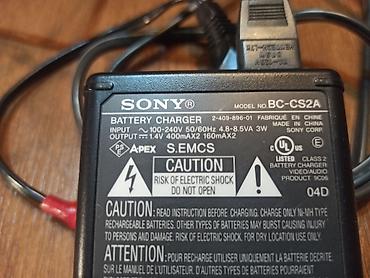 usb za auto: SONY punjač baterija od 1,5V. Može da puni dve baterije istovremeno — 5