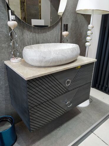 Алчипан: Mərmər effektli oval formalı lavabo, qara rəngli, diaqonal xətlərlə