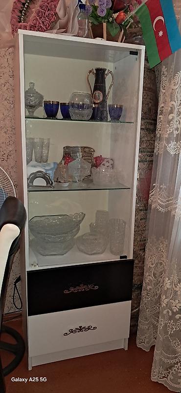 Гостиные гарнитуры: Qonaq otağı üçün vitrin və komod dəsti. Dəst ağ və qara rəng — 1
