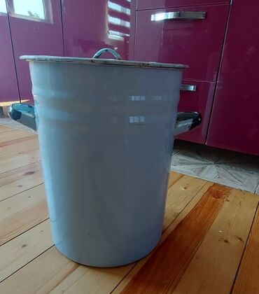 Termoqablar: İşlənmiş qazan satılır. Hündürlüyü 39 sm. Bir neçə yerinin şiri