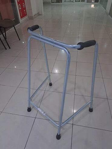Yerimək üçün arabalar, çəliklər, əsalar, rollatorlar: Gəzinti üçün piyada çərçivəsi (walker) - Yüngül, möhkəm metal