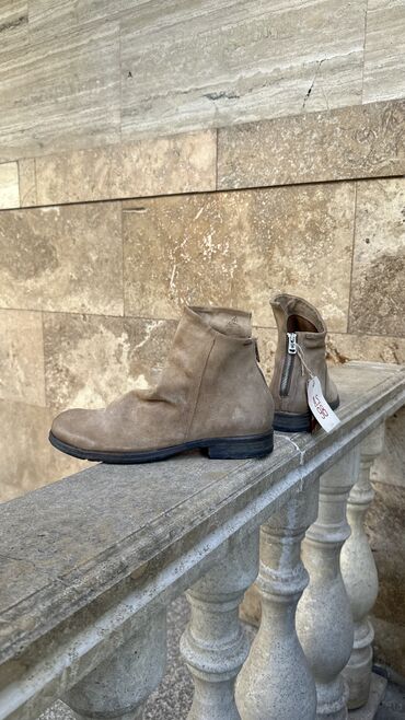 shkaf s tumbochkoj: 100%Замшевые тонкие ботинки 40 размер оригинал итальянского бренда