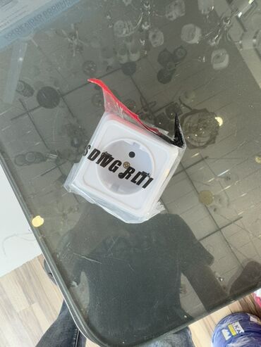razetqa: Şəffaf plastik qablaşdırmada, ağ rəngdə qulaqlıq. Üzərində qara