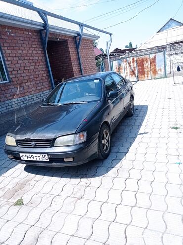 шины на хова: Седан Toyota Carina E черного цвета, объём 1.6 год 1998 машина на ходу