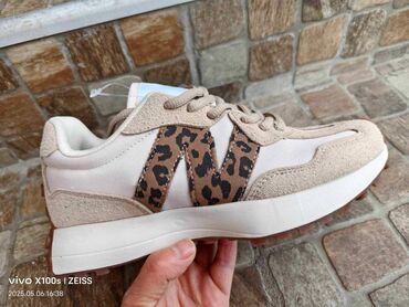 patike za fizicko: New Balance 327 patike
Novo
Brojevi 36 do 41 na lalafo.rs patike za fizicko: New Balance 327 patike
Novo
Brojevi 36 do 41