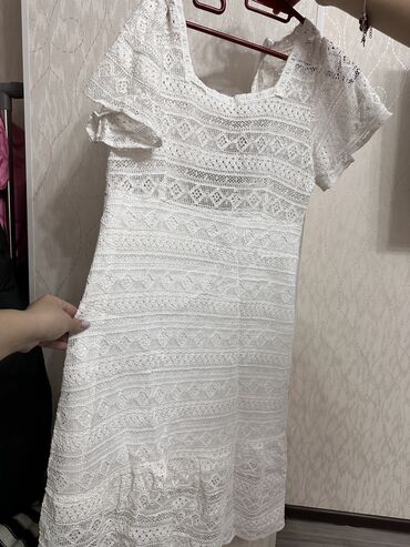 белое платье вечернее: Вечернее платье, Классическое, Средняя модель, Без рукавов
