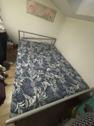 Kreveti: Metalni ram kreveta sa uzglavljem, sa dušekom. - Dimenzije — 4