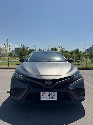 Toyota Camry: 2022 г., 2.5 л, Автомат, Гибрид, Седан