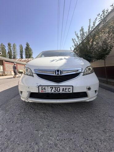дом на колесах авто: Белый автомобиль Honda с узнаваемой эмблемой на передней решетке