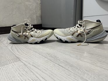 Бутсы: Кроссовка ASICS очень хорошом состояние играл на ним 2 месяцев размер