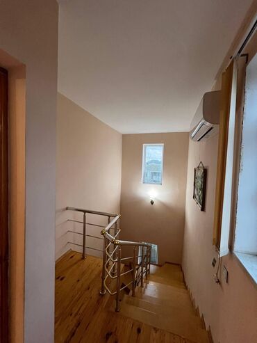 Uzunmüddətli kirayə mənzillər: Geniş və işıqlı otaqlar, taxta döşəmələr və pəncərələrdə jalüz — 9