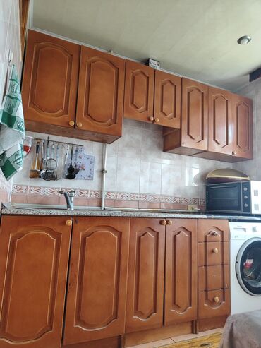Комплекты диванов и столов: Mətbəx mebel dəsti təcili satılır.üstü dəyişməlidi.üstündə heç nə
