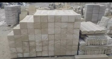 Pilləkən məhəccərləri: Ağ rəngli, müxtəlif formalı və ölçülü dəmir-beton sütunlar. Bu — 25