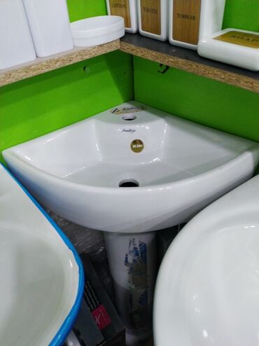 Təmir və tikinti: Ağ rəngdə, künc üçün nəzərdə tutulmuş keramika əl-yuyan lavabo. Bu