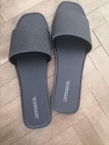 plastične sandale za vodu: Opposite papuče piše broj 41 ali odgovaraju broju 40 gazište 25,5 cm!