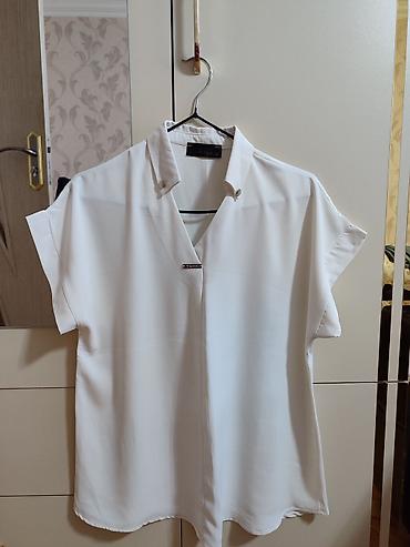 Ağ rəngli qadın bluz-köynək - Stil: Minimalist, klassik - Yaxa