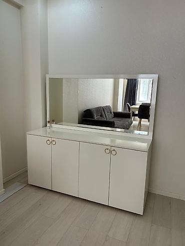 salon dolab: Ağ rəngli şkaf-konsol güzgü ilə - Minimalist dizayn: parlaq ağ səth — 1