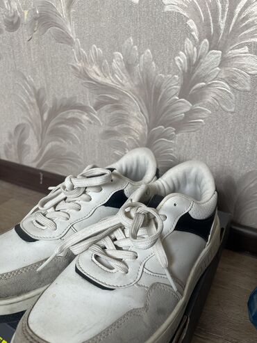 обувь белая: Хорошего качества . Нужно проста почистить и всё . Размер 38-39