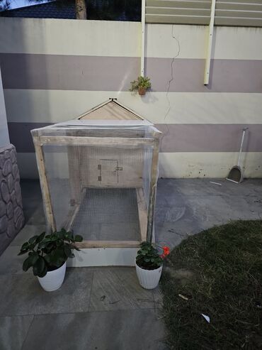 Yuvalar: Taxta toyuq daxması və açıq volyer - Material: möhkəm taxta karkas — 2