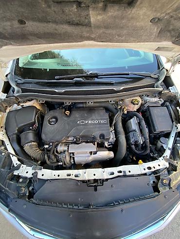 man sat: Chevrolet Cruze sedan - Kuzov: ağ rəng, aerodinamik ön və arxa — 3