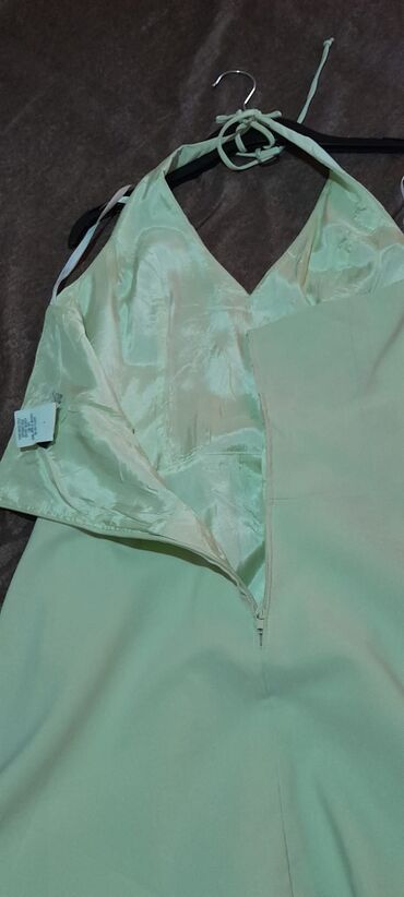 Haljine: Haljina u nežno mentol zelenoj boji, idealna za svečane prilike. - — 10
