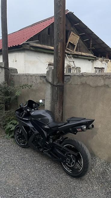 bike helmet: Спортивный мотоцикл Yamaha YZF-R1 2005 года (чёрный мат) Торг — 3