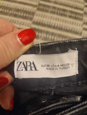 Farmerke: Zara farmerke crne boje. Visok struk, duboke su. Velicina je 36 — 12