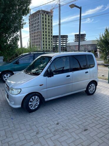 срочно продам авто в связи с переездом: Серебристый мини минивэн Daihatsu Move с компактным кузовом, идеально