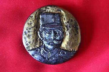 Značke, ordenje i medalje: GIPSANI MAGNET ZA FRIŽIDER VOJA TANKOSIĆ RUČNI RAD | Magnet za — 1