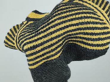 pull: Women`s sweater, size S — 4