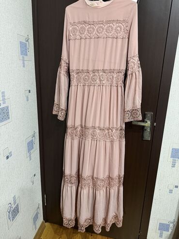 qızlar üçün toxunma ətəklər: Məhsul: Uzun qollu, maxi ölçüdə zərif paltar - Rəng: Pudra/solğun