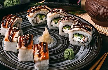 Готовые блюда, кулинария: Сеты суши и роллов - Ассорти роллов: классические, запечённые и с — 23