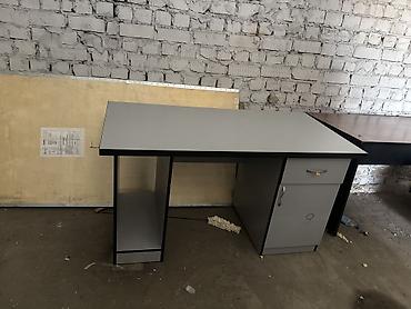 Офисные столы: Продаю офисные столы. Серый с задвижкой и шкафчиком, размер 90см х 70 — 1