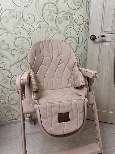 Стульчики для кормления: Стульчик для кормления в нейтральной цветовой гамме. Оснащен — 8