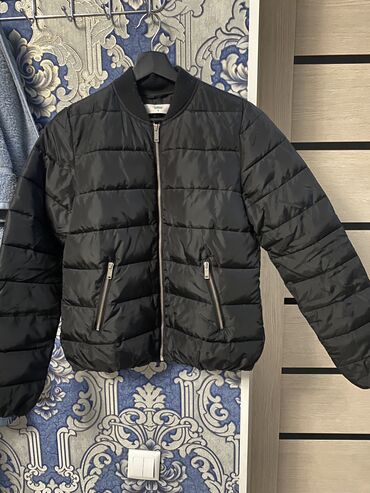 цены на зимние куртки: Куртка S (EU 36), M (EU 38), цвет - Черный