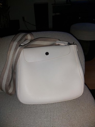 oprema za butik: Zenska torbica samo jednom nosena. dimenzija 26x24. mekana i jako