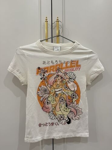 Ağ rəngdə, qısaqol t-shirt, üzərində "Parallel Reality" yazısı və