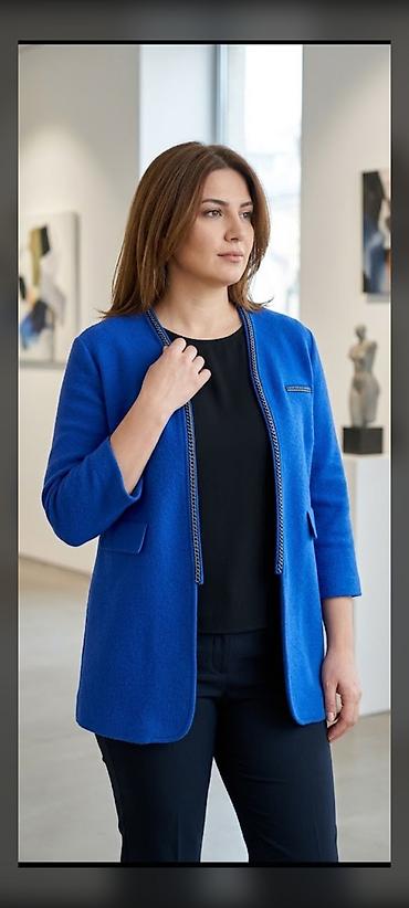oversize jaket: Qadın jaketi – kobalt mavi rəngdə, klassik-minimalist dizayn. Brend — 1