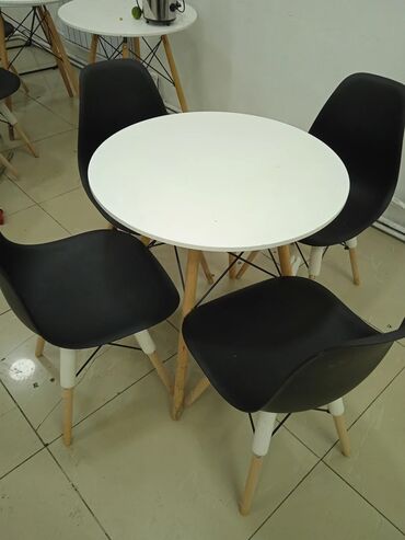 стол и стуля для кухни: Комплект мебели в стиле mid-century/сканди: круглый обеденный стол + 4