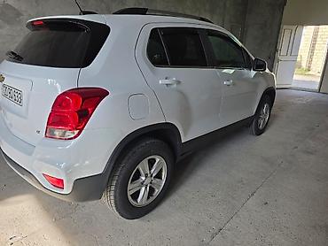 masin oturacaq: Chevrolet Trax (Tracker) – ağ rəngli kompakt krossover Xüsusiyyətlər — 1