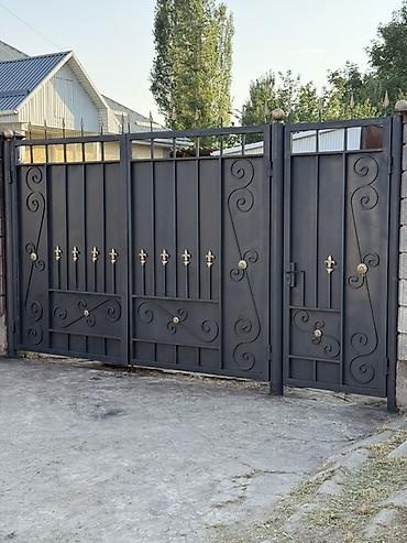 откатный варота: Кованые распашные ворота с калиткой - Материал: сталь, глухие панели — 1