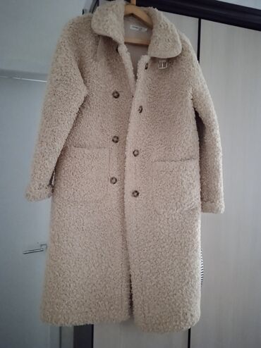 Продаю 2 пальто б/у. зимние 52 размер, демисезонныое 52 б/у. в