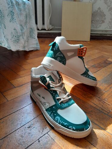 zhenskie krossovki nike air trainer: 46razmer 20azn airjordan yenidir. geyinilmeyib