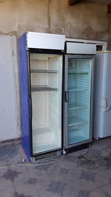 контейнер продаю: Продаю витринный холодильник работает отлично в хорошем состоянии все