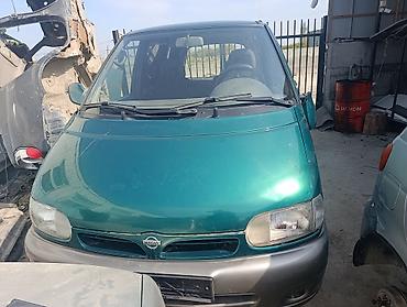 Nissan Serena (C23) — компактвэн зеленого цвета с серыми бамперами