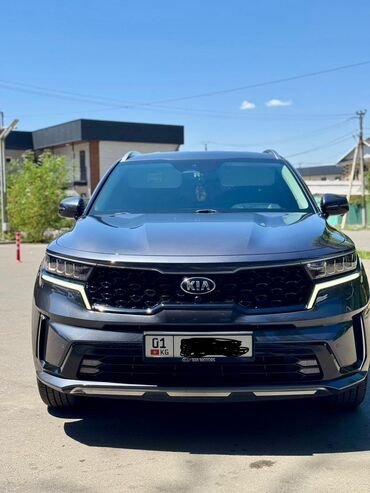 киа соренто 2022: Автомобиль Kia Sorento в сером цвете. Обладает полным приводом, что